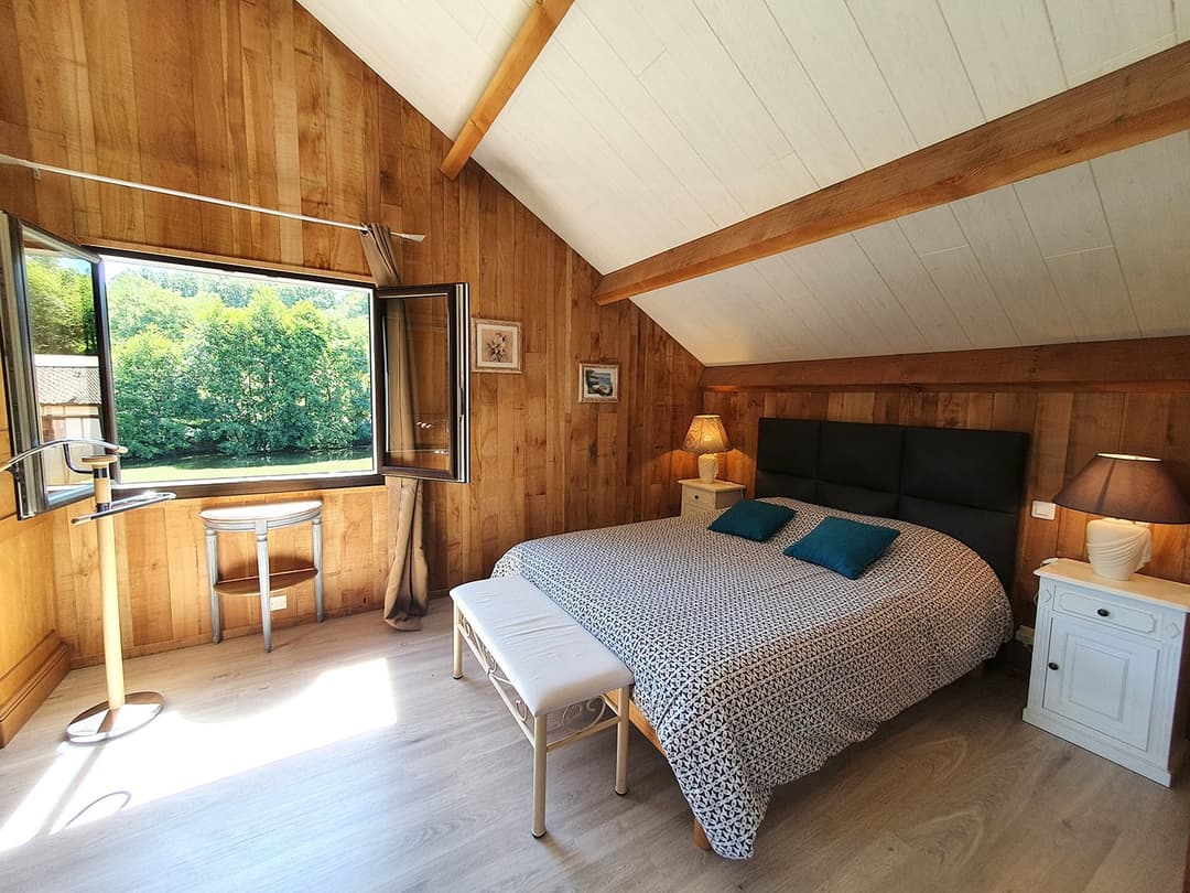 Chalet au bord de l’eau, terrasse sur pilotis sur étang de pêche privé en pleine nature en Dordogne 