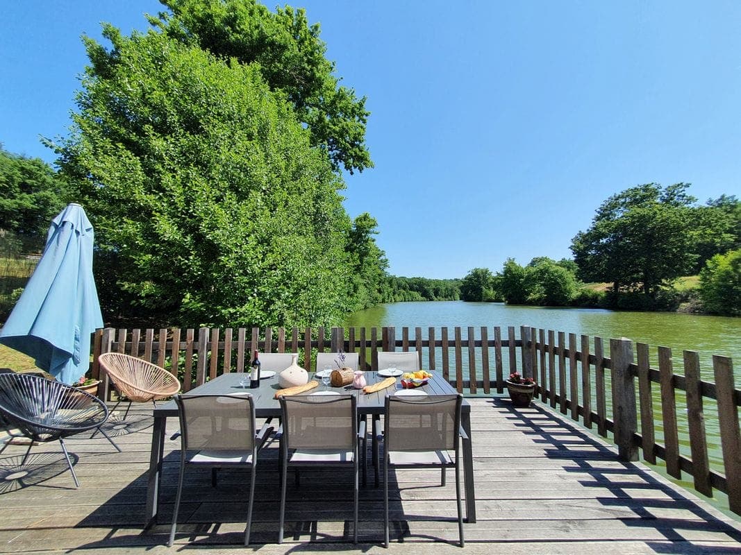 Chalet au bord de l’eau, terrasse sur pilotis sur étang de pêche privé en pleine nature en Dordogne 