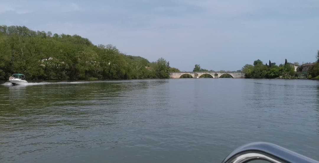 Séjour pêche Tarn-et-Garonne : maison au bord de l'eau avec bateaux