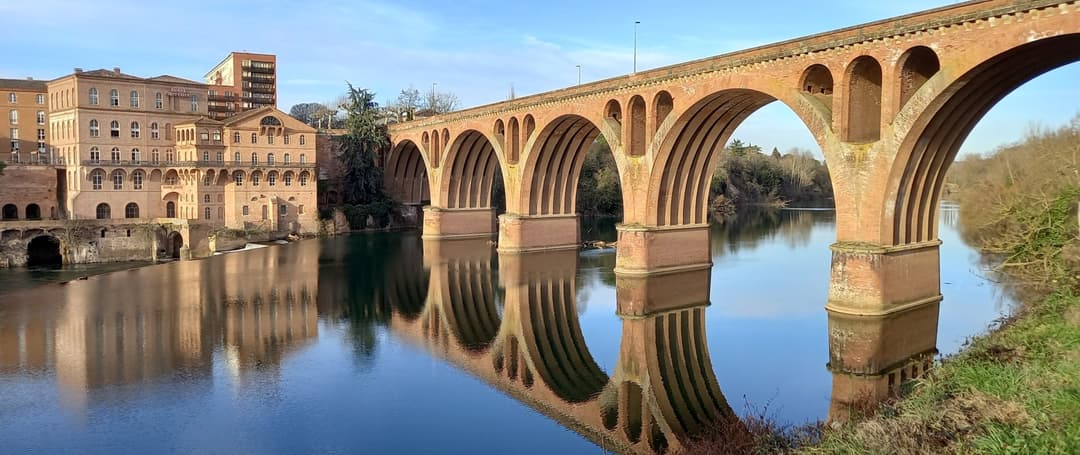 Séjour pêche Tarn-et-Garonne : maison au bord de l'eau avec bateaux