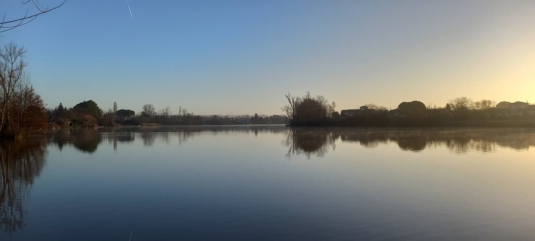 Séjour pêche Tarn-et-Garonne : maison au bord de l'eau avec bateaux