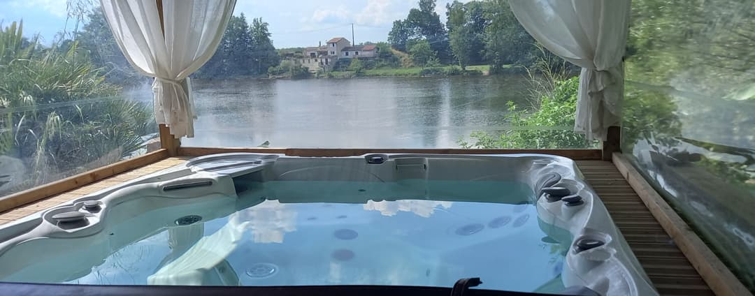 Séjour pêche Tarn-et-Garonne : maison au bord de l'eau avec bateaux
