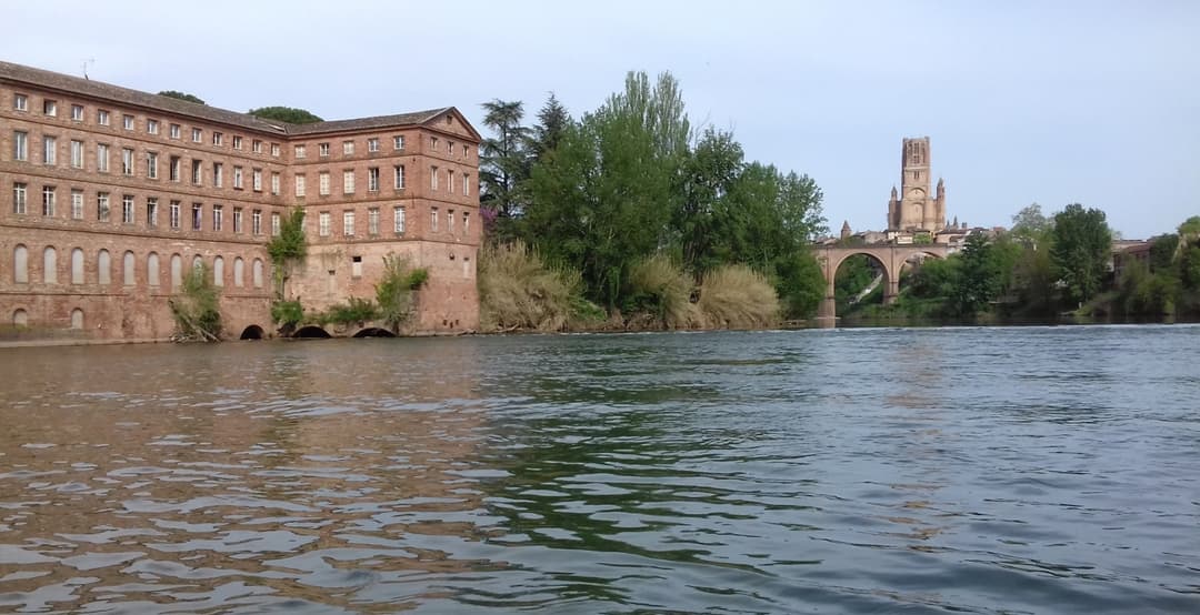 Séjour pêche Tarn-et-Garonne : maison au bord de l'eau avec bateaux