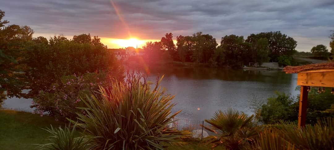 Séjour pêche Tarn-et-Garonne : maison au bord de l'eau avec bateaux