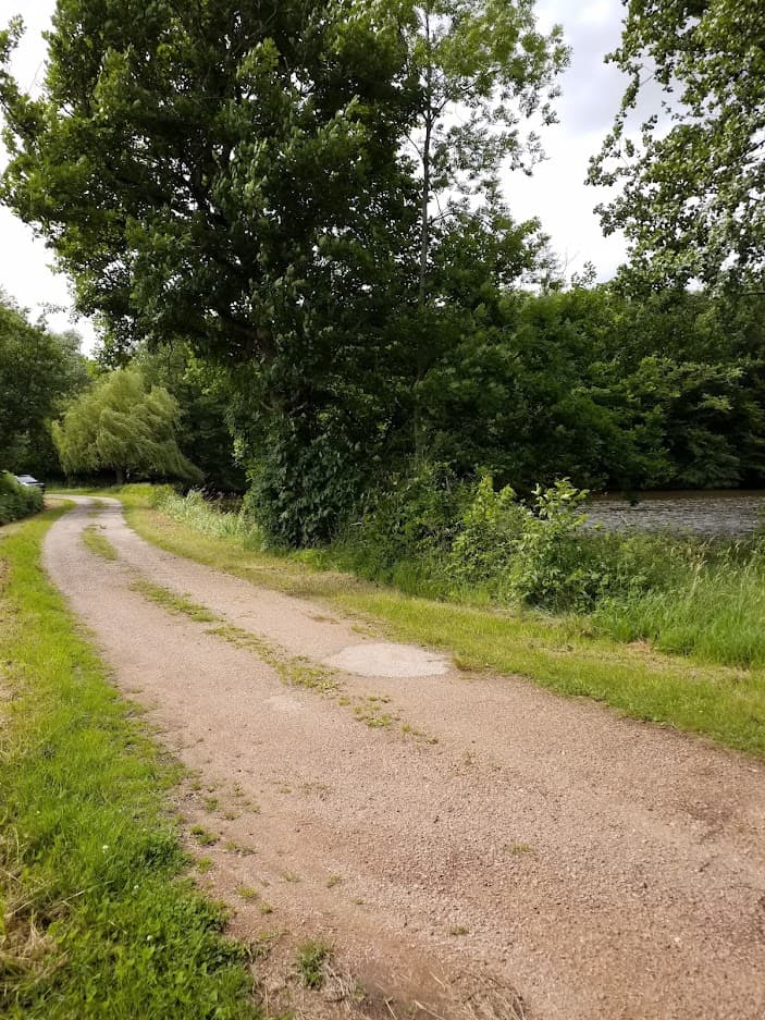 Gite d'Hippolyte avec étang piscicole privé à 8 km