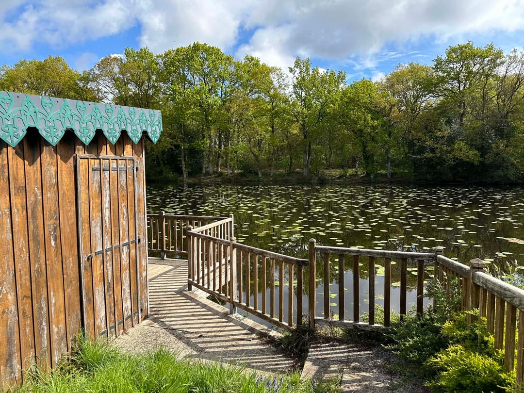 Etang de 20ha avec cabane perchée sur l’eau 