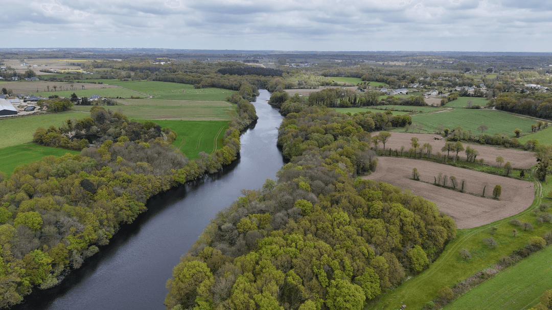Etang de 20ha avec cabane perchée sur l’eau 