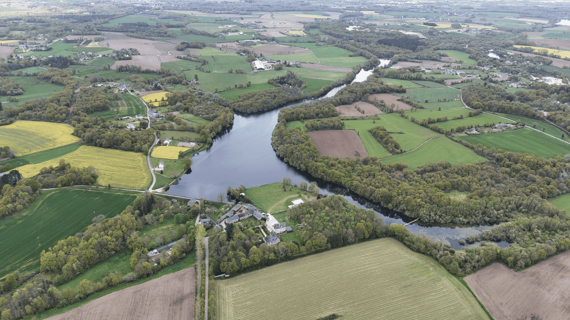 Etang de 20ha avec cabane perchée sur l’eau 