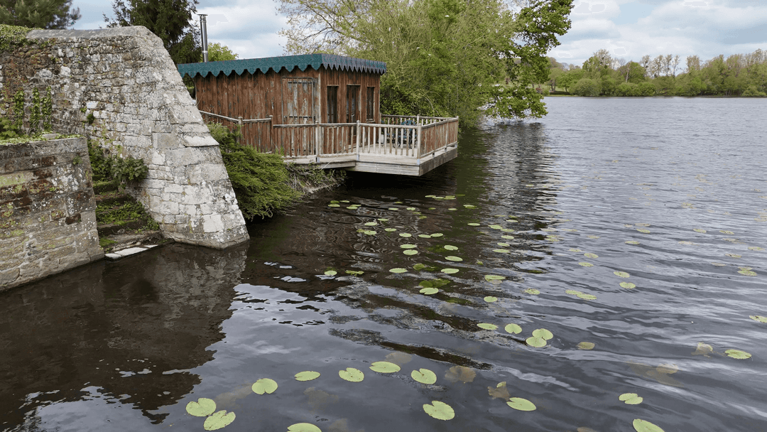 Etang de 20ha avec cabane perchée sur l’eau 