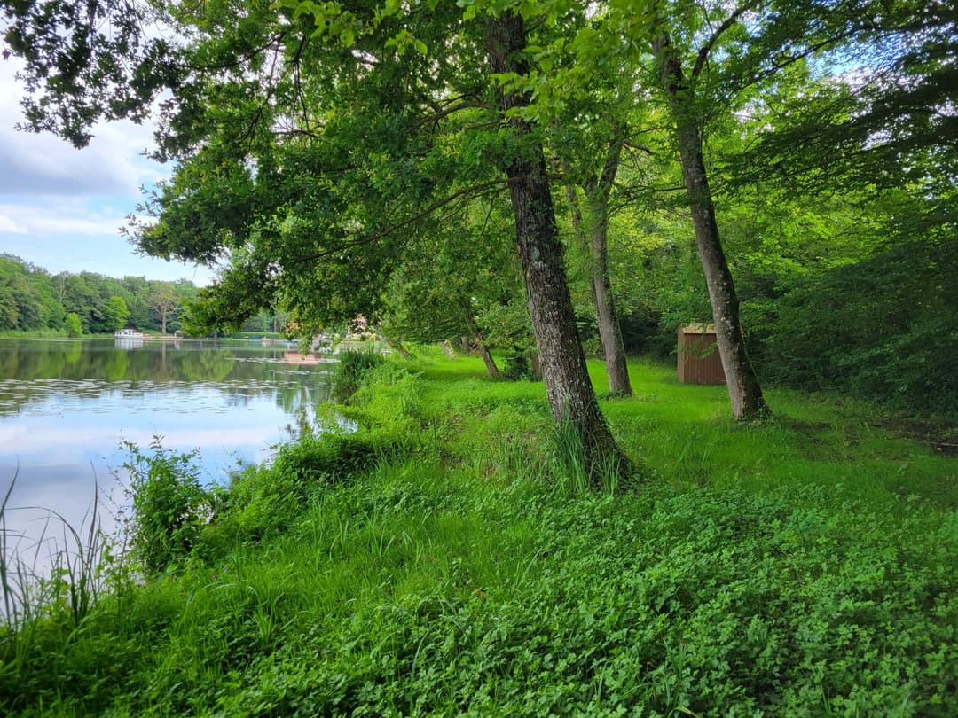 Roulotte au fond du jardin  et son étang de 9 hectares avec de gros spécimens 