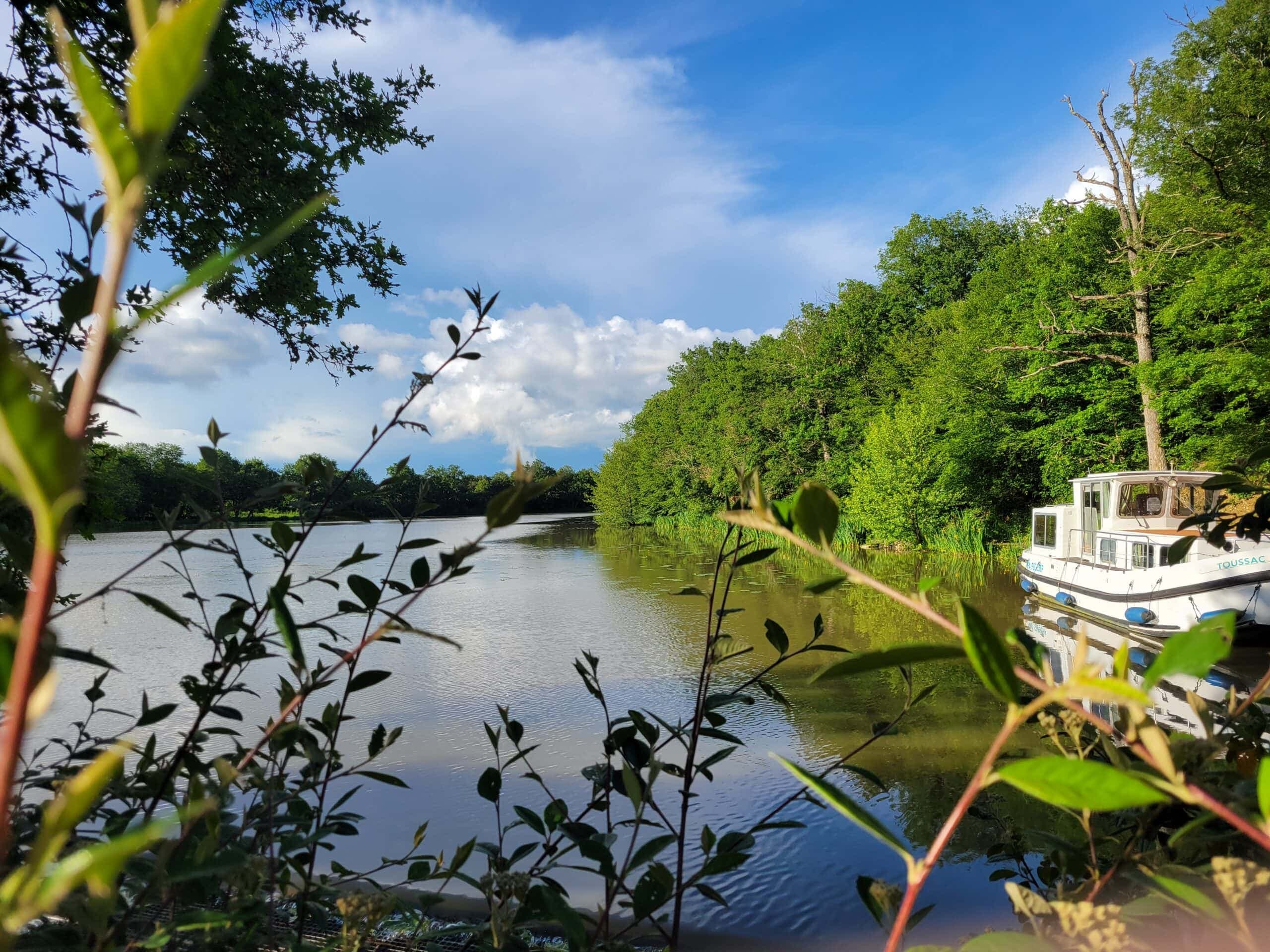 Location Péniche  pour 2  personnes + Pêche sur  létang de 9ha 