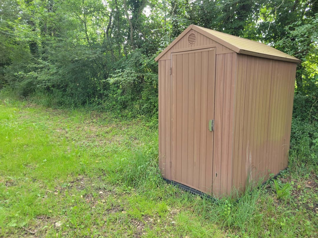 Roulotte au fond du jardin  et son étang de 9 hectares avec de gros spécimens 