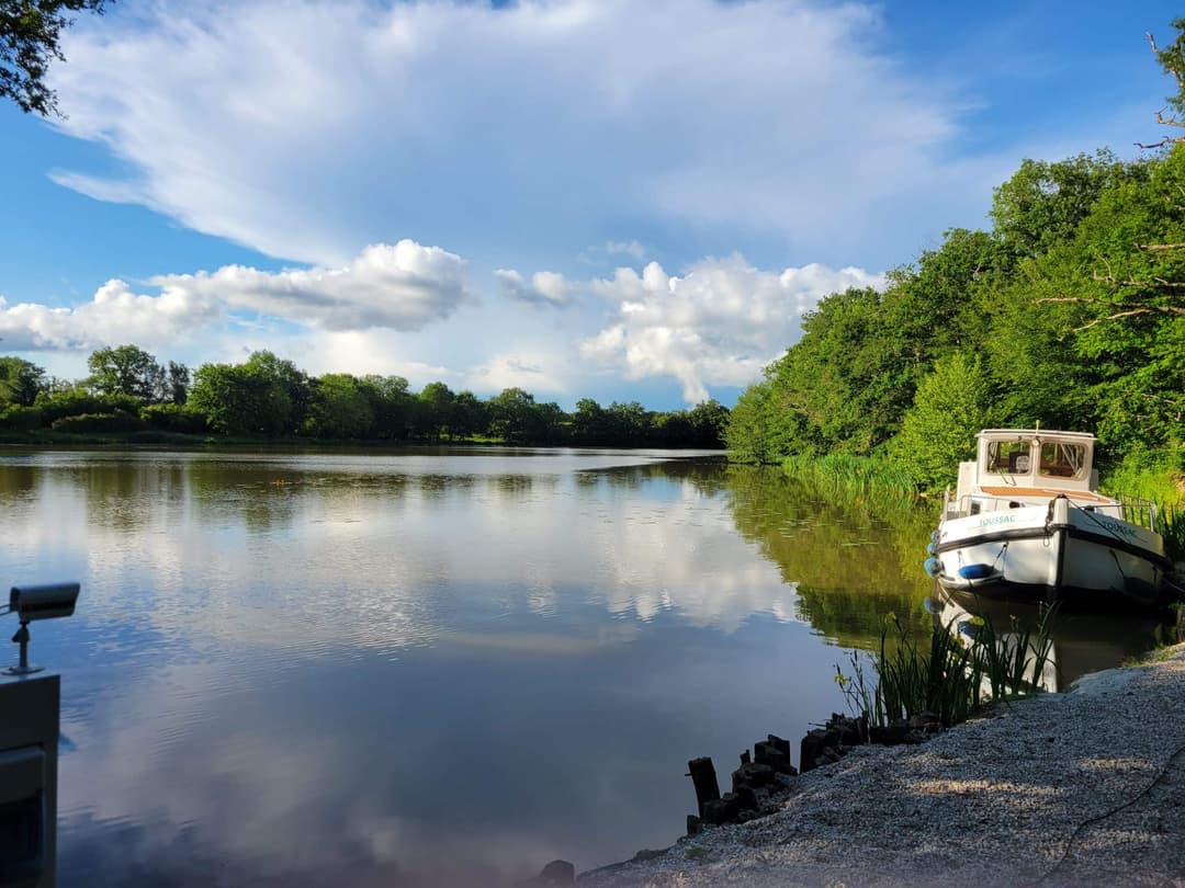 Location Péniche  pour 2  personnes + Pêche sur  létang de 9ha 