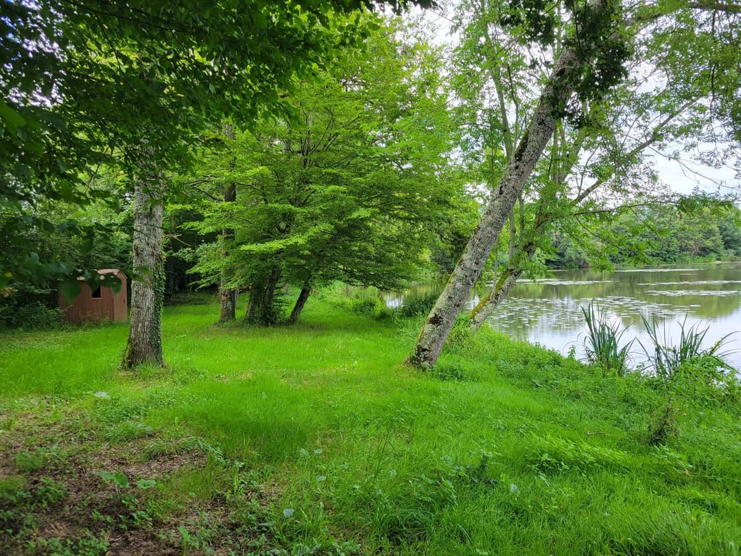 Roulotte au fond du jardin  et son étang de 9 hectares avec de gros spécimens 