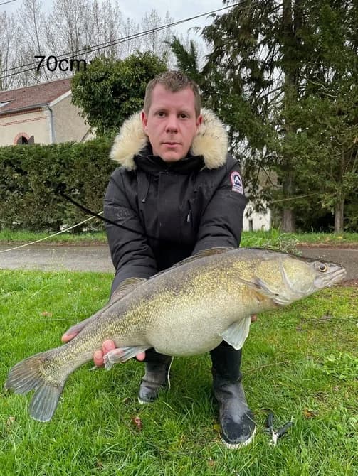 Roulotte au fond du jardin  et son étang de 9 hectares avec de gros spécimens 
