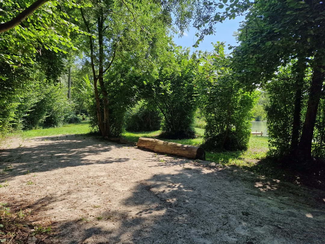 Coin nature au bord d’un étang avec cabane pour la journée 