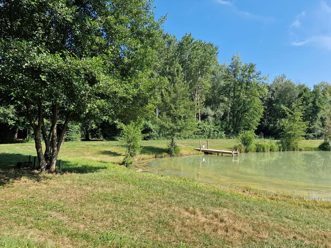 Coin nature au bord d’un étang avec cabane pour la journée 
