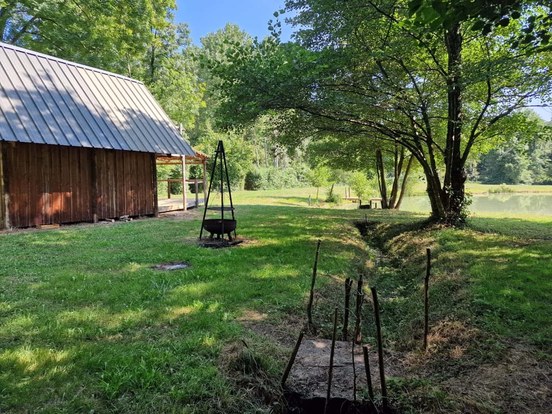Coin nature au bord d’un étang avec cabane pour la journée 