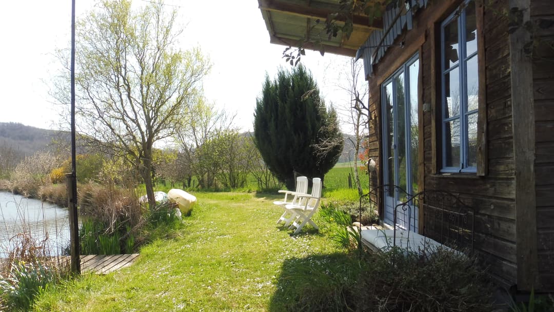 Location d'un étang avec sa cabane en bois à 1h de Lyon