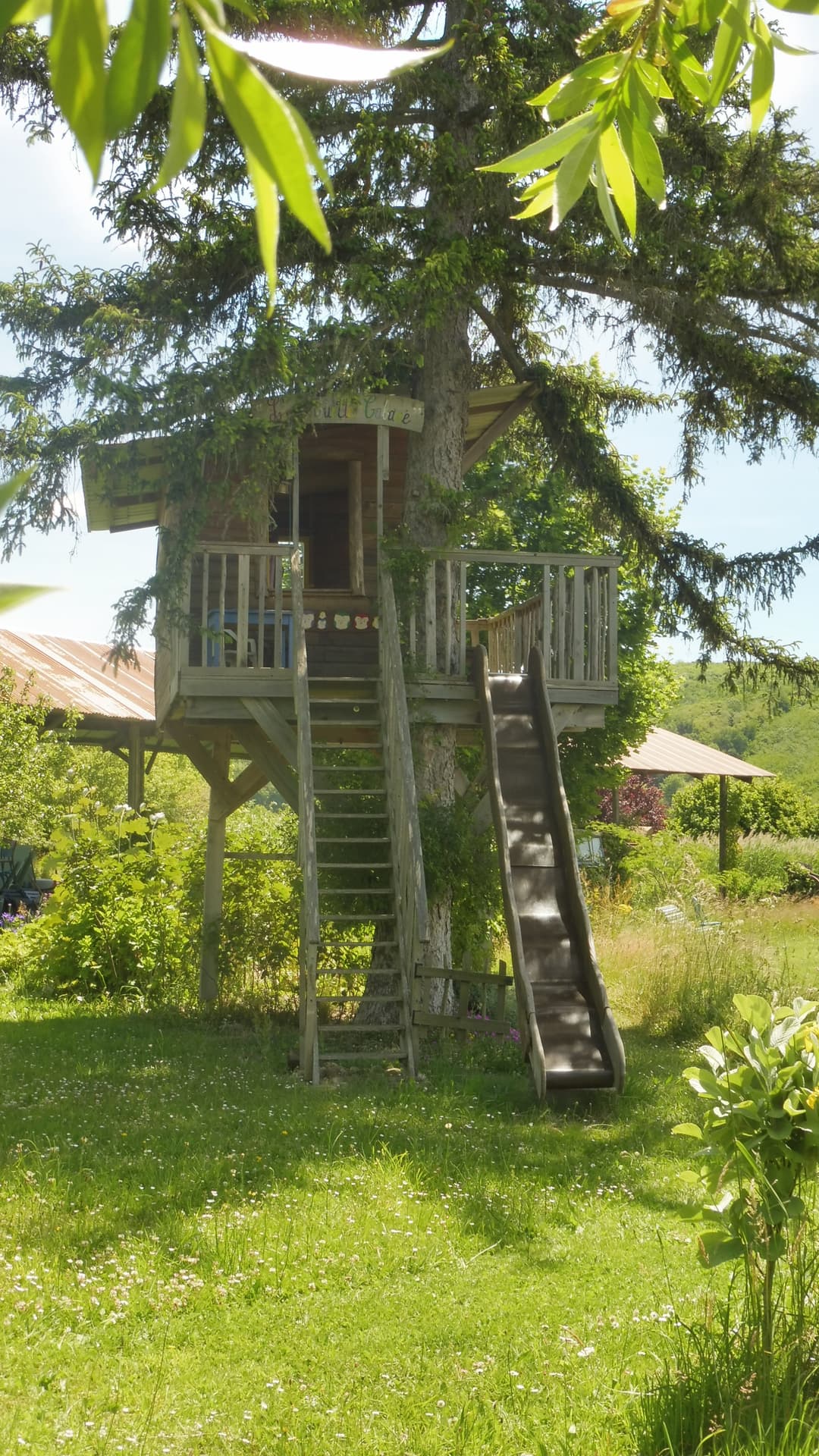 Location d'un étang avec sa cabane en bois à 1h de Lyon