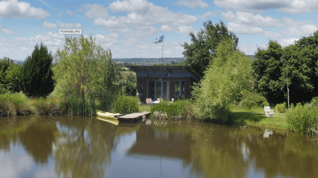Location d'un étang avec sa cabane en bois à 1h de Lyon