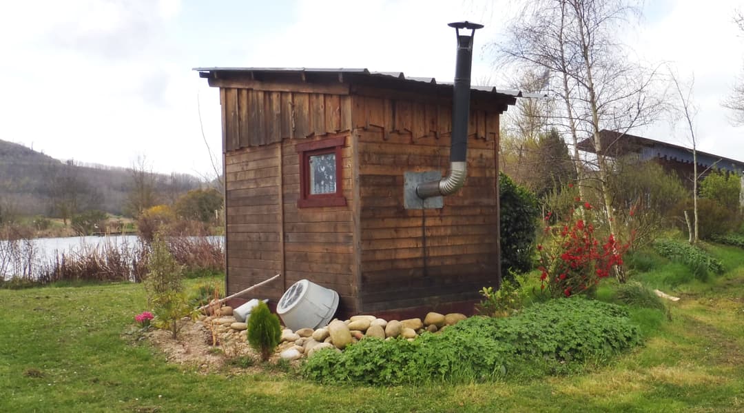 Location d'un étang avec sa cabane en bois à 1h de Lyon