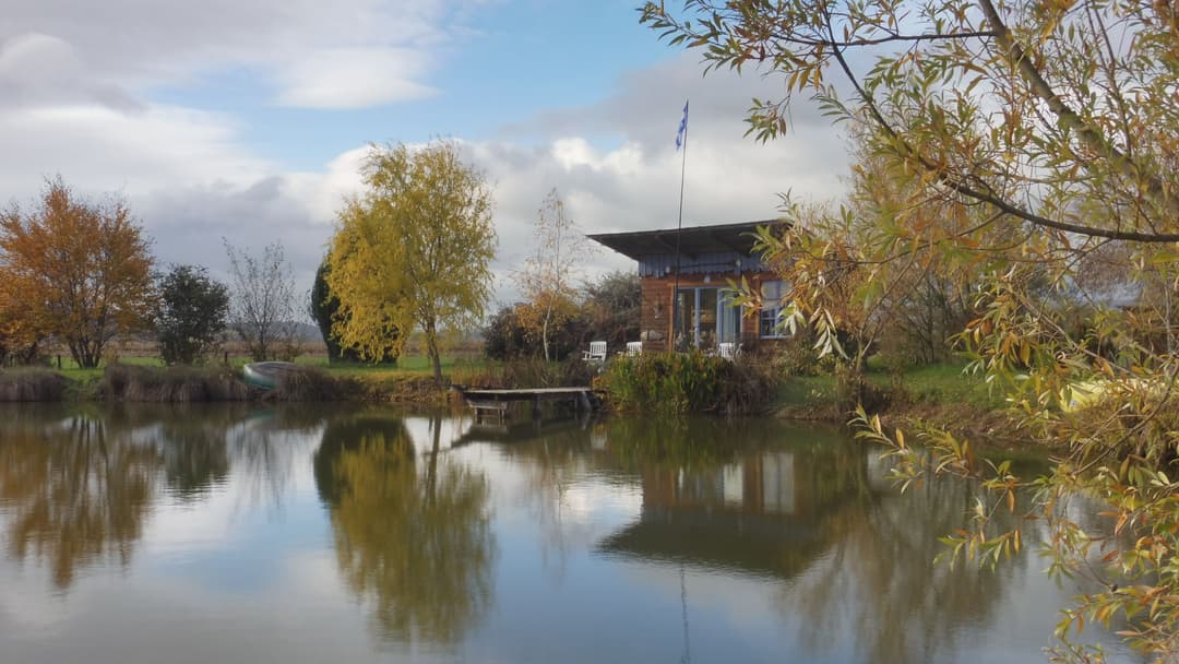 Location d'un étang avec sa cabane en bois à 1h de Lyon