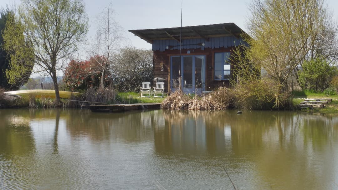 Location d'un étang avec sa cabane en bois à 1h de Lyon