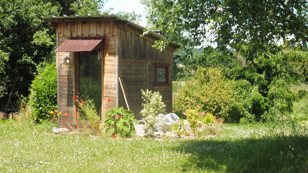 Location d'un étang avec sa cabane en bois à 1h de Lyon
