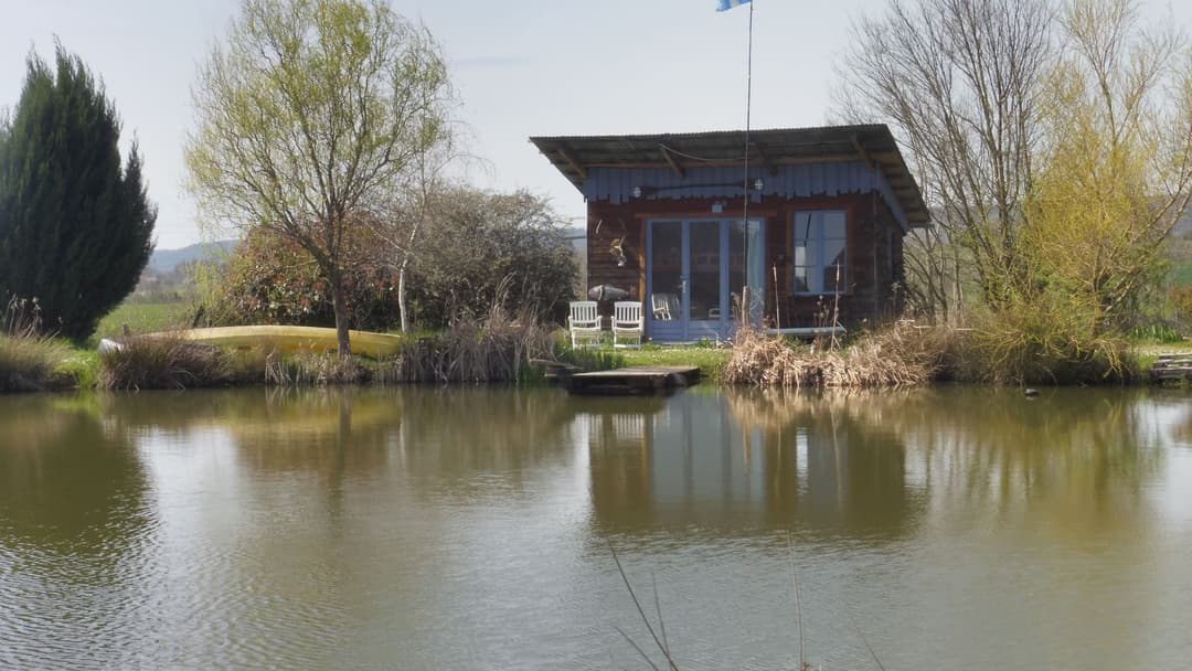 Location d'un étang avec sa cabane en bois à 1h de Lyon