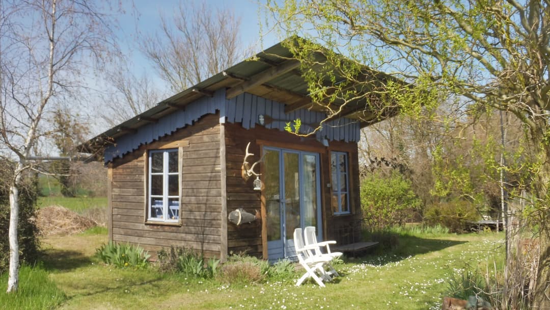 Location d'un étang avec sa cabane en bois à 1h de Lyon
