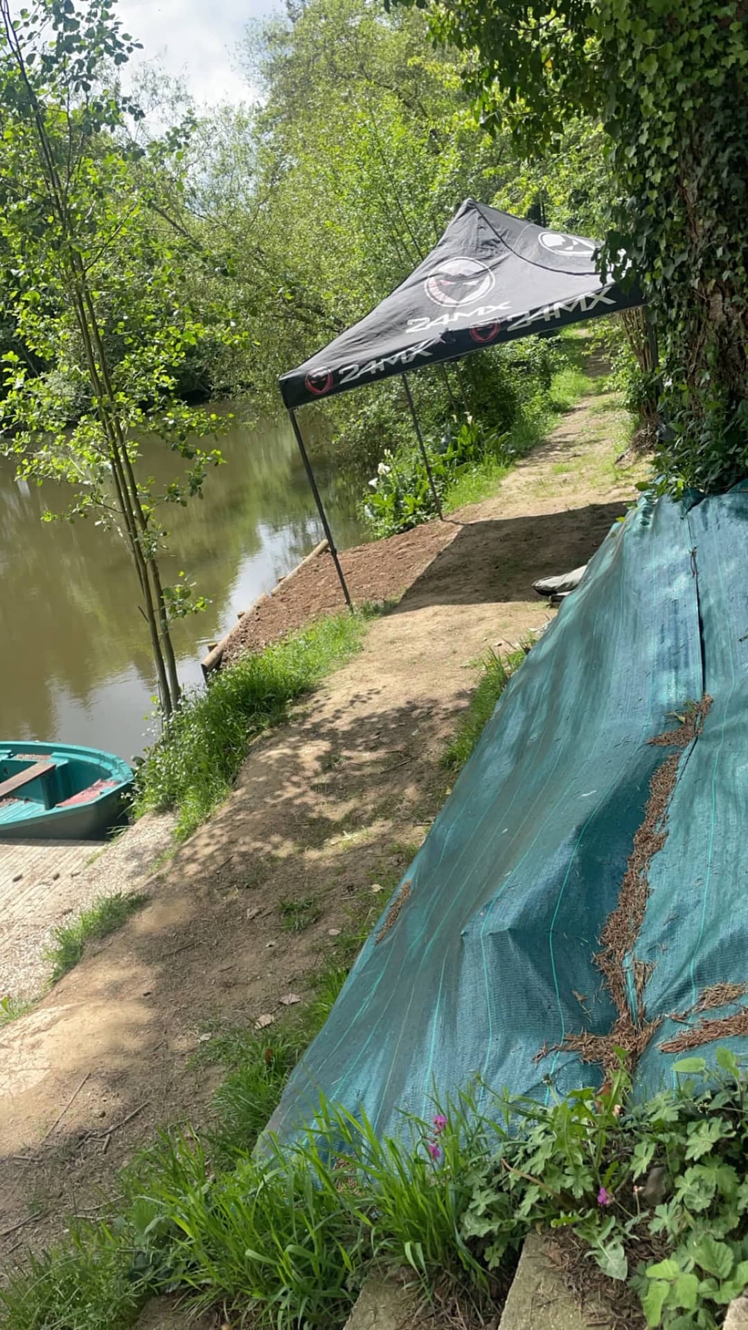 Étang privé en Mayenne avec terrain de pétanque 