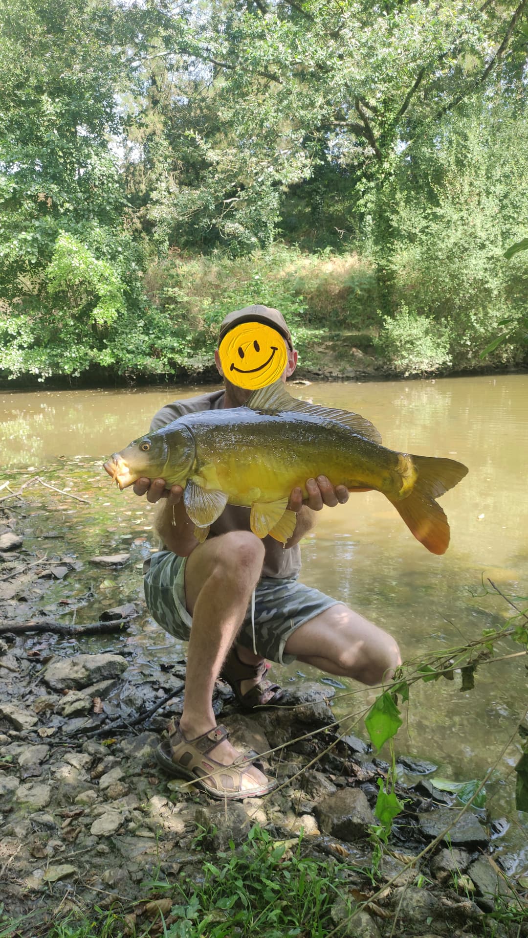 Etang au cœur de la campagne Mayennaise, parfait pour une journée ou un weekend pêche et barbecue