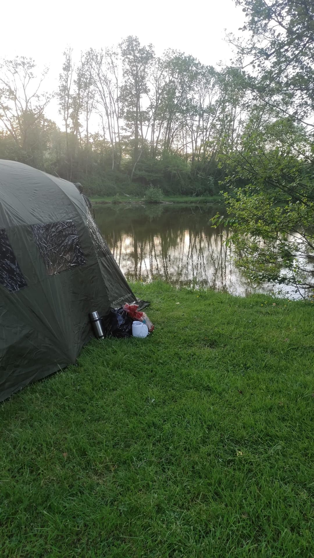 Etang au cœur de la campagne Mayennaise, parfait pour une journée ou un weekend pêche et barbecue
