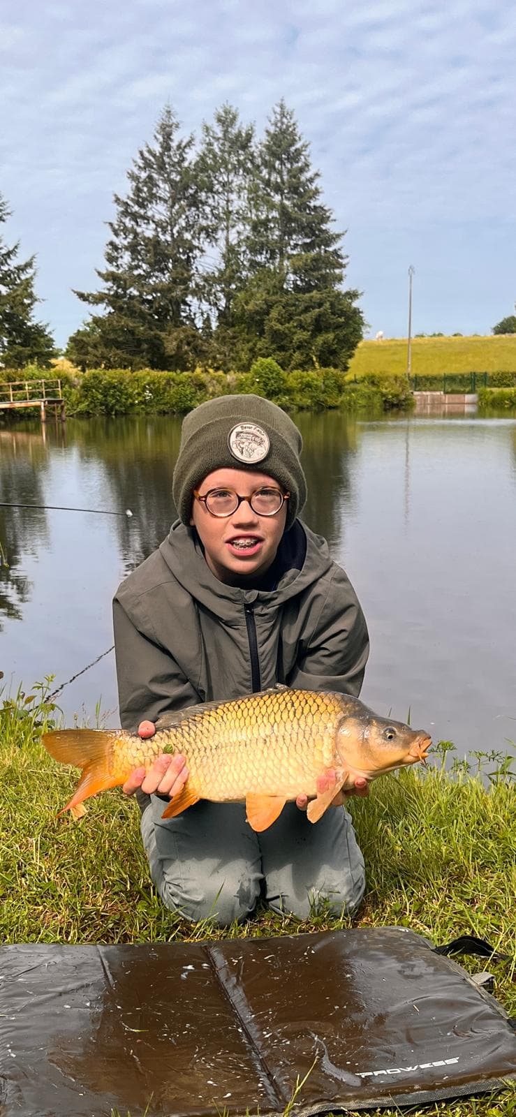 Étang familial calme, entretenu et poissonneux