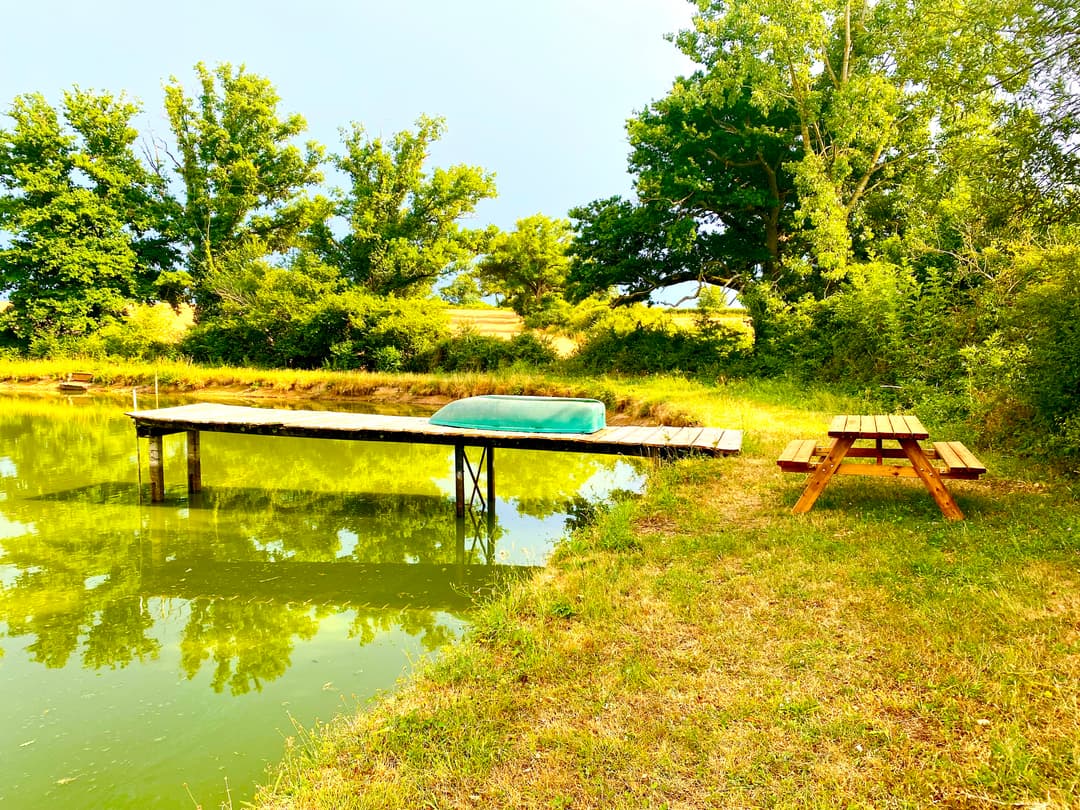 Étang familial calme, entretenu et poissonneux