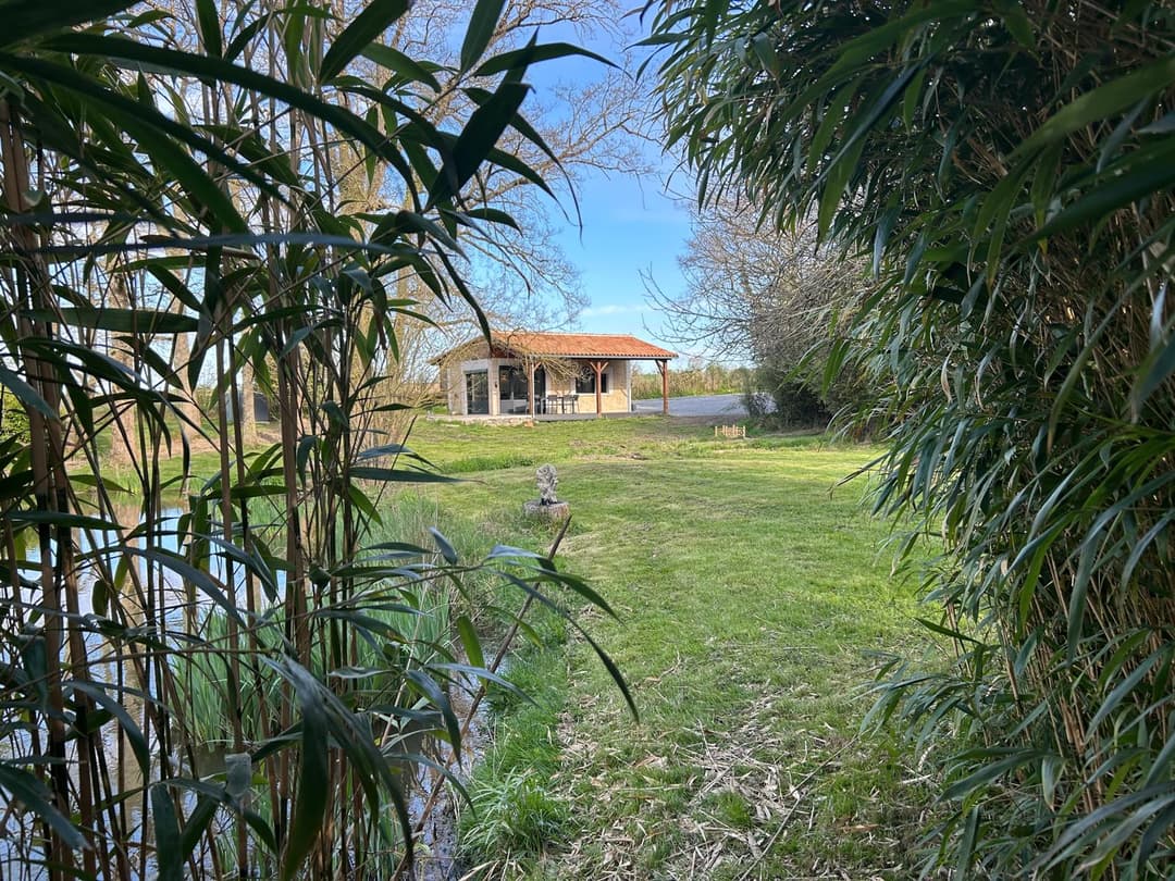 Etang avec son chalet en Nouvelle-Aquitaine 
