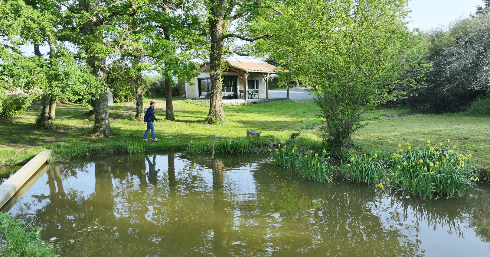 Etang avec son chalet en Nouvelle-Aquitaine