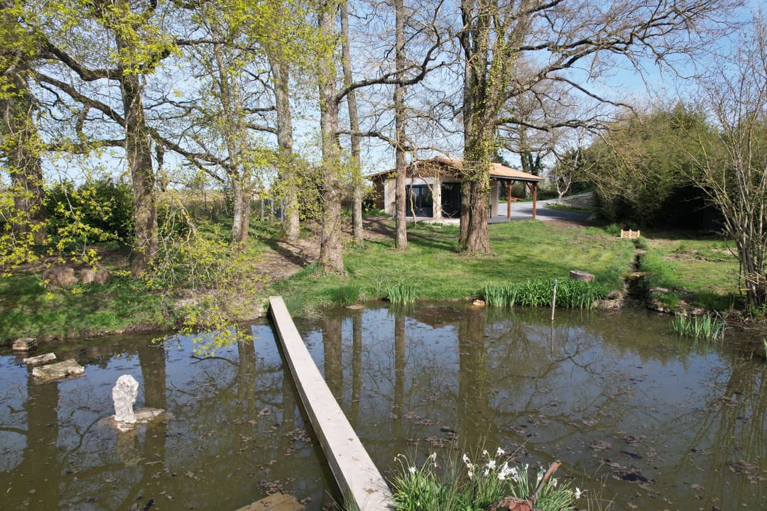 Etang avec son chalet en Nouvelle-Aquitaine 
