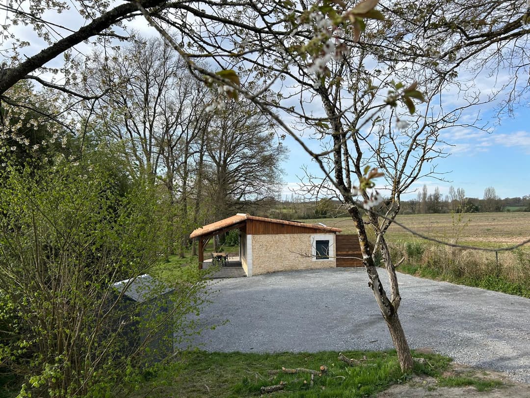 Etang avec son chalet en Nouvelle-Aquitaine 