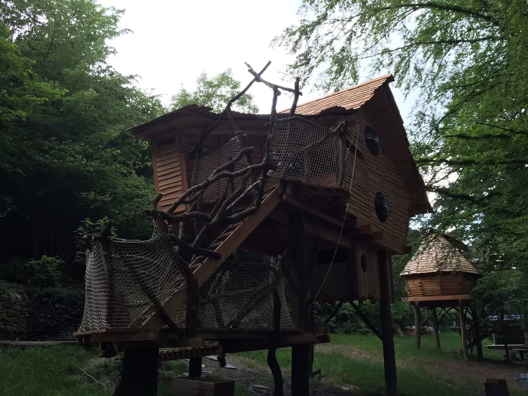 Maginifique cabane nichée dans les arcbres au bord de la rivière