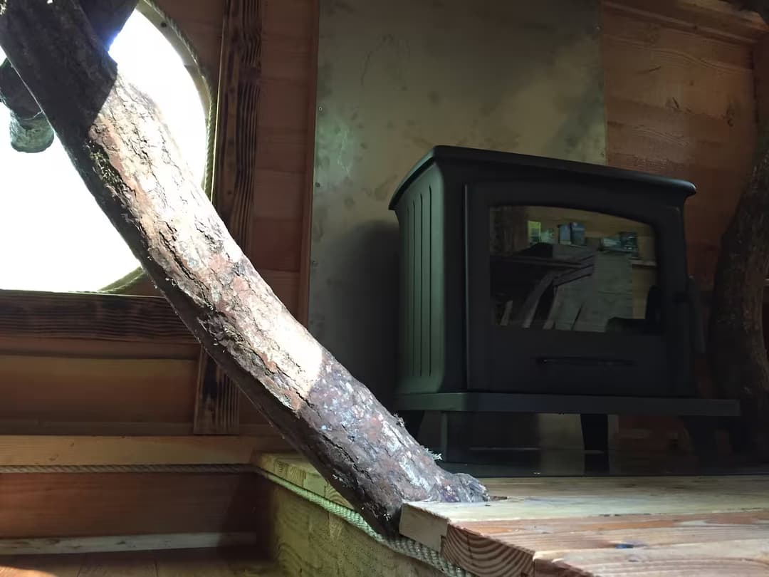 Maginifique cabane nichée dans les arcbres au bord de la rivière