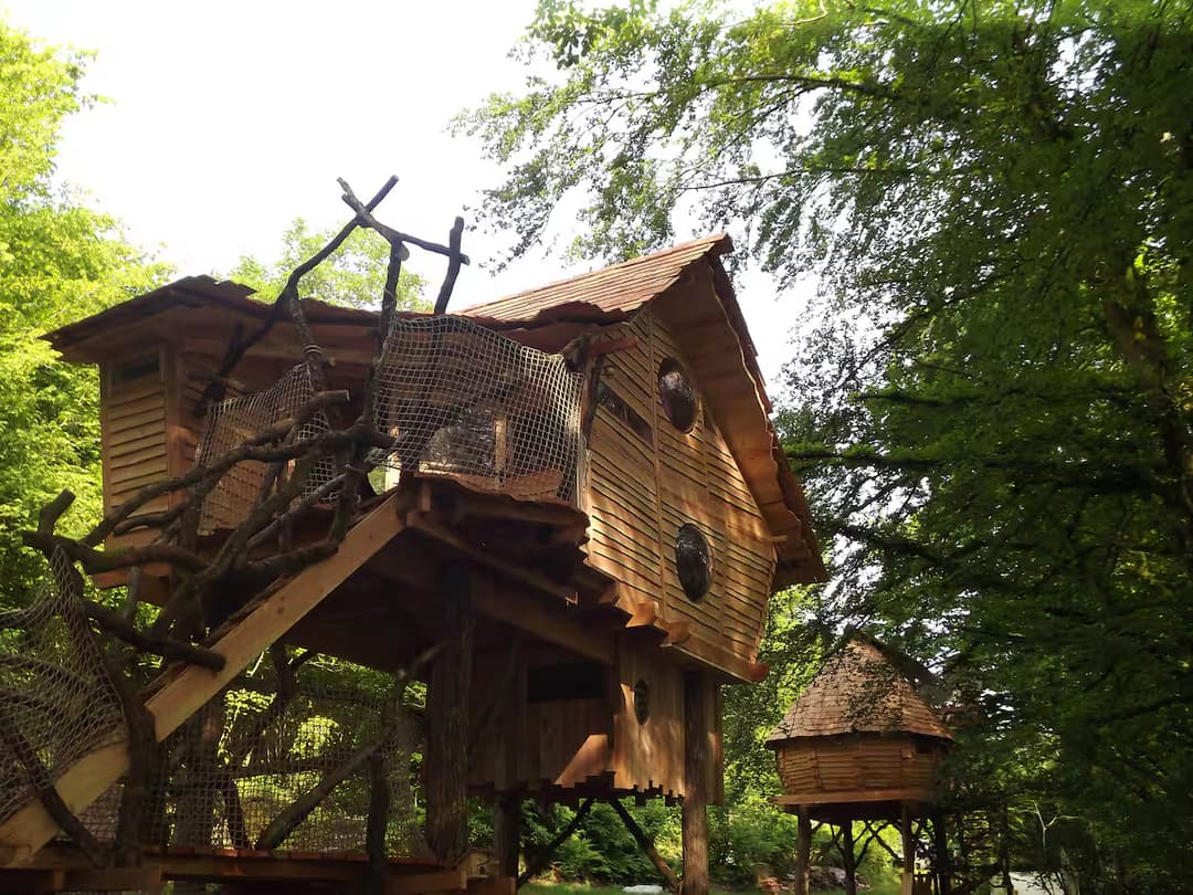 Maginifique cabane nichée dans les arcbres au bord de la rivière