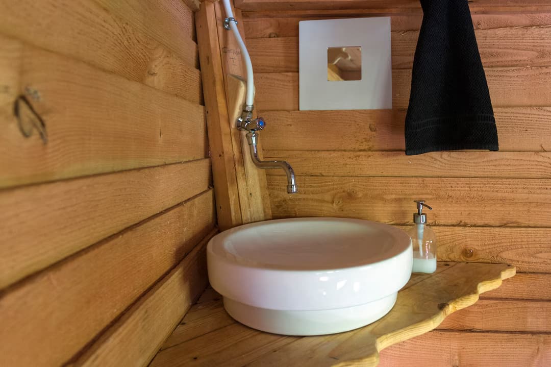 Maginifique cabane nichée dans les arcbres au bord de la rivière