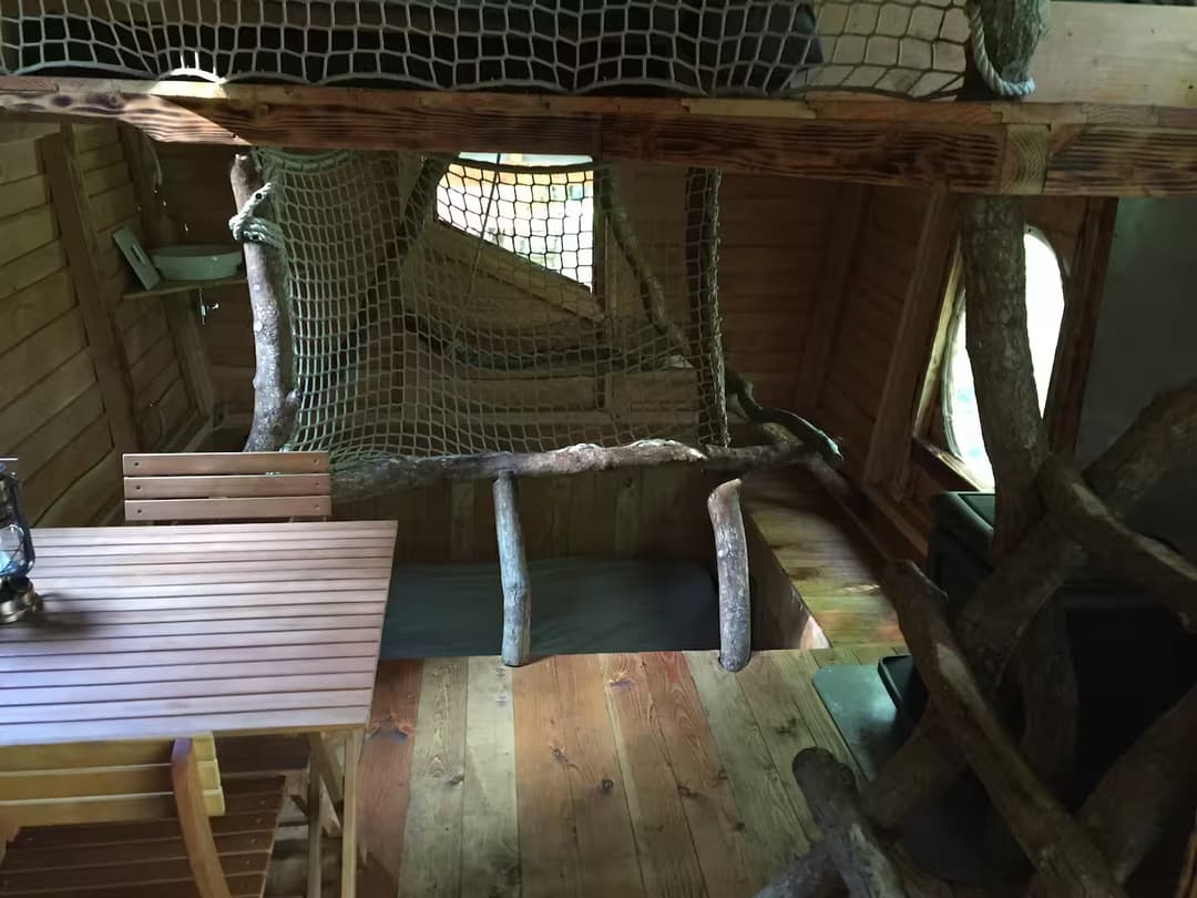 Maginifique cabane nichée dans les arcbres au bord de la rivière