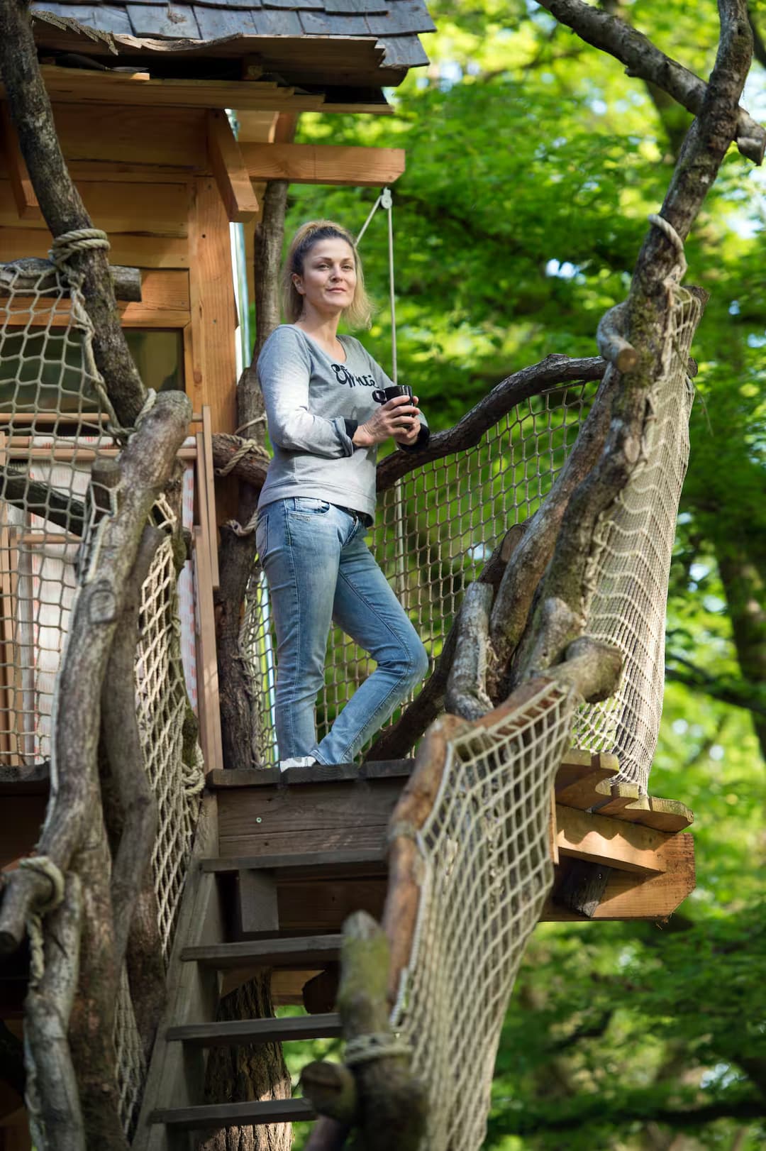 Maginifique cabane nichée dans les arcbres au bord de la rivière