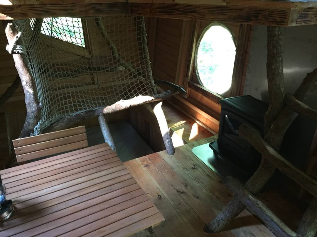 Maginifique cabane nichée dans les arcbres au bord de la rivière