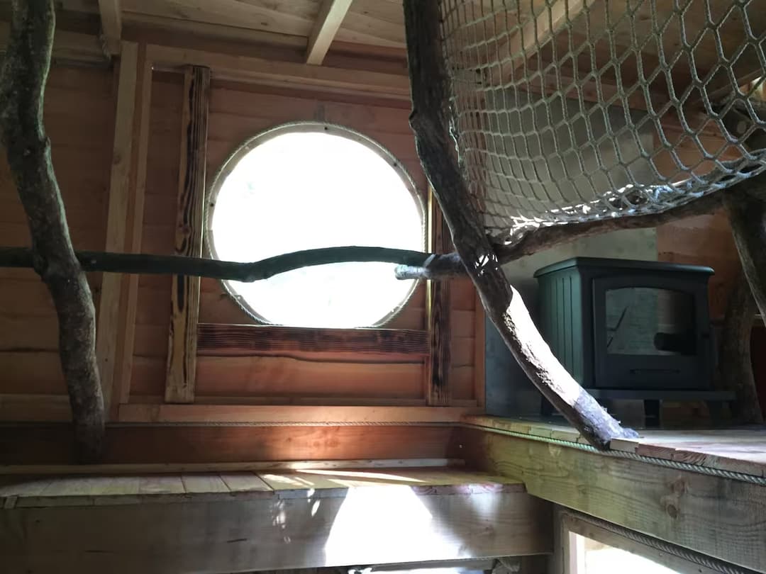 Maginifique cabane nichée dans les arcbres au bord de la rivière