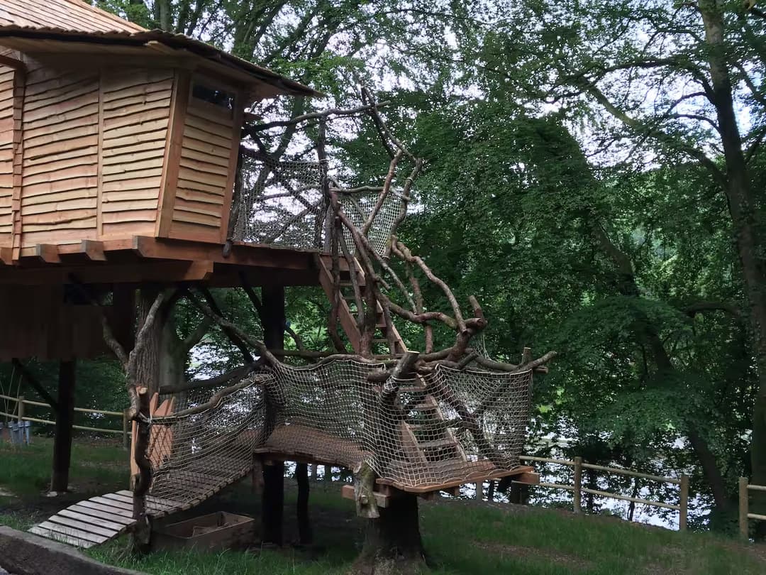 Maginifique cabane nichée dans les arcbres au bord de la rivière