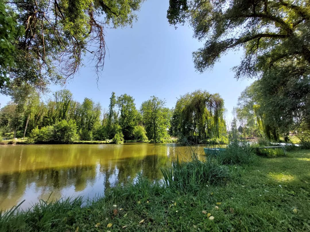 Terrain de loisir avec son étang de pêche 